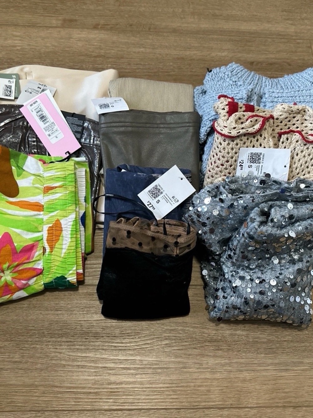 NWT Ten (10) Piece Assorted Clothing Bundle
Size: S/M